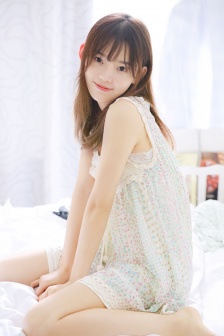 年轻的女孩在办公室推荐香水